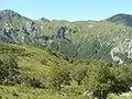 Vue depuis les hauteurs de la réserve sur le puy Ferrand (à l'extrême gauche) et le puy de Sancy un peu à droite de celui-ci, à l'arrière-plan.