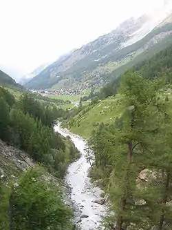 Vue sur Täsch et la vallée de Zermatt.