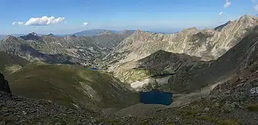 Paysage de montagnes vu de haut avec lacs.