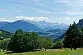 L'extrémité sud de la vallée depuis Prélenfrey, avec le tracé de l'autoroute A51.