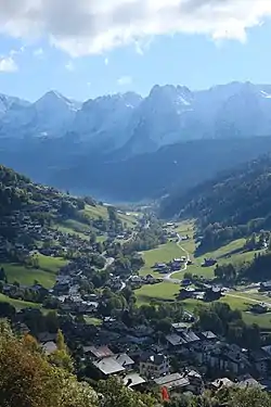 Vue de la vallée du Bouchet depuis le village du Grand-Bornand, dominés par les sommets de la chaîne des Aravis.