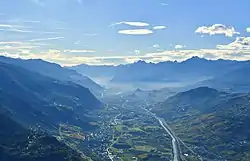 Vue de la vallée du Rhône entourée des Alpes.