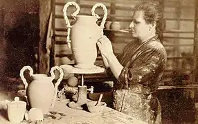 Poterie, pose d'anses torsadées, Vallauris (France), années 1920.