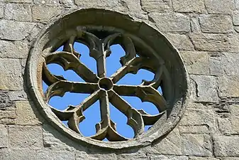 Photographie d'une rosace d'église, intacte mais dont les vitraux ont disparu.