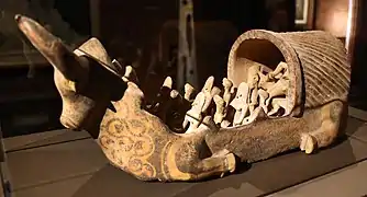 Barque en terre cuite en forme de taureau, et figurines féminines. Période de Kot Diji (v. 2800-2600 av. J.-C.). Collection privée.