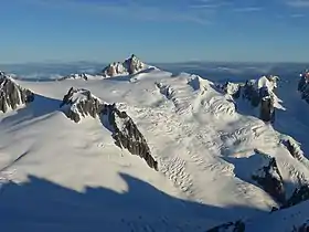 Vue depuis le pied de la dent du Géant au sud-est de la Vallée Blanche dominée par l'aiguille du Midi entre le col du Midi (à gauche) et le glacier du Géant (en bas).