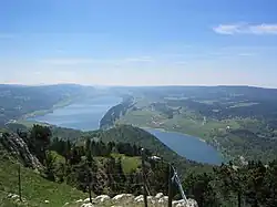 Vue depuis la dent de Vaulion sur le lac de Joux, le lac Brenet et l'ensemble de la vallée de Joux.