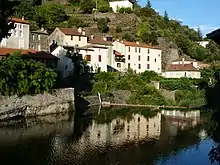 Nous voyons ici l'architecture typique du village avec des maisons qui bordent l’Hérault, ainsi que le fleuve