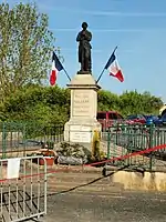 Poilu au repos (monument aux morts)