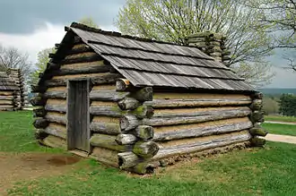 Réplique d'une cabane en rondins bruts et terre à Valley Forge.