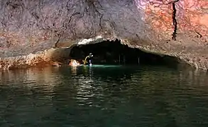 Franchissement d'un Lac dans la Cova des Pas de Vallgornera, Llucmajor, Majorque, Espagne.