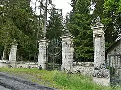 Le portail d'entrée du château de la Villeneuve.