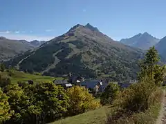 Hameau de Poingt-Ravier et massif de la Sétaz.