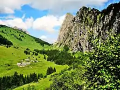 Vallon et col d'Ubine. À droite, versant nord du mont Chauffé et pentes de la pointe de Lachau à gauche.