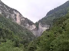 Le vallon de Réchy et sa cascade vus depuis la vallée du Rhône.