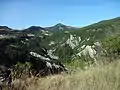 Vallon du Merdarel et Puy Maurel, qui porte un pylône de télécommunications.