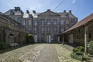 Façade principale sur la cour intérieure.