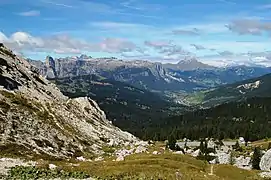 La vallée de San Cassiano, vallée latérale du val Badia, depuis le col de Valparola.