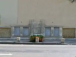 plaque commémorative au mur des fusillés à Valréas