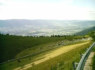 Plus bas, les derniers kilomètres de la route du col du Grand Colombier.