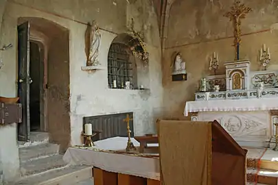 À gauche du chœur, porte et fenêtre de la chapelle seigneuriale.