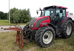 Valtra N121.