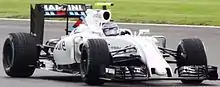 Vue de trois quarts de la Williams FW38 de Bottas