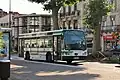 Van Hool A308 n°704 (réformé) sur la ligne 4, boulevard Montaigne.