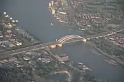 vue panoramique d'un pont routier sur une rivière