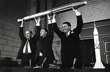 W. Pickering, J. Van Allen et W. von Braun après le lancement réussi d'Explorer 1, premier satellite artificiel américain.