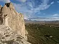 La citadelle avec les ruines de la ville de Tushpa en contrebas.