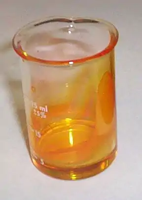 Hydrolyse de l'oxytrichlorure de vanadium au contact de l'air avec dépôts orange de V2O5.