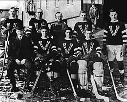 L'équipe 1914-1915 des Millionnaires de Vancouver remporte la coupe Stanley.