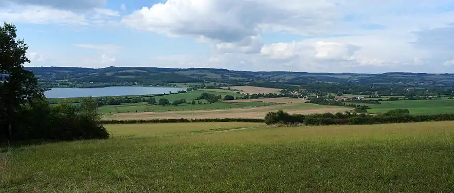 Vue nord-ouest depuis la butte de Châteauneuf sur le réservoir de Panthier :Sur la gauche de la photo, le territoire de Vandenesse incluant la majeure partie du lac.Moitié droite de la rive proche : territoire de Commarin.