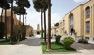 Parvis avec le musée à droite.