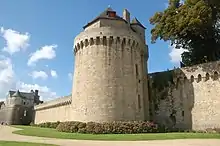 Vue de la tour depuis le jardin des remparts, photo prise depuis le nord de la tour, l'éperon de la Garenne en arrière-plan