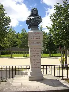 Buste d'Alain-René Lesage« Monument à Alain René Lesage à Vannes », sur À nos grands hommes,« Monument à Alain René Lesage à Vannes », sur e-monumen