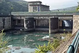 Vannes de l’évacuateur de surface vu de l'amont