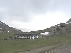 Le refuge du CAF du Col de la Vanoise en juillet 2006. Le refuge des années 1970 se trouve à gauche.