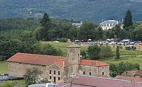 A Gerlande, une ancienne ferme forte et un château XIXe siècle.