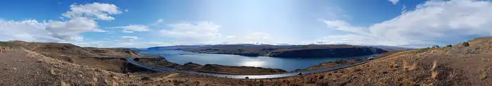 Panorama sur une partie de l'Interstate 90 près du pont de Vantage qui passe au-dessus du fleuve Columbia.