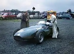 Photo de la Vanwall VW5 de Tony Brooks à Aintree en 1957, nouvelle rivale des D50/801