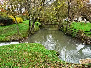 Le ruisseau de Varaignes au pont de la RD 75.