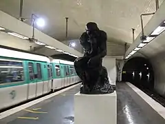 Reproductions de statue Le Penseur de Rodin à la station Varenne.
