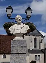 Buste du docteur Camille Ernest Denance« Monument au docteur Denance à Varennes-Changy », sur À nos grands hommes,« Monument au docteur Denance à Varennes-Changy », sur e-monumen