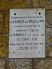 La plaque commémorant l'arrestation de Louis XVI côté gauche.