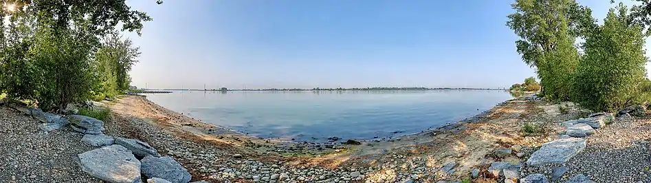 Vue sur le fleuve Saint-Laurent à partir du Parc de la Commune à Varennes