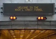 Panneau à message variable à l'entrée d'un tunnel