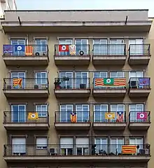 Senyera et estelades bleues et rouge à Barcelone avant le référendum de 2017 sur l'indépendance de la Catalogne