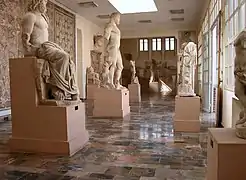 Statues dans le musée.